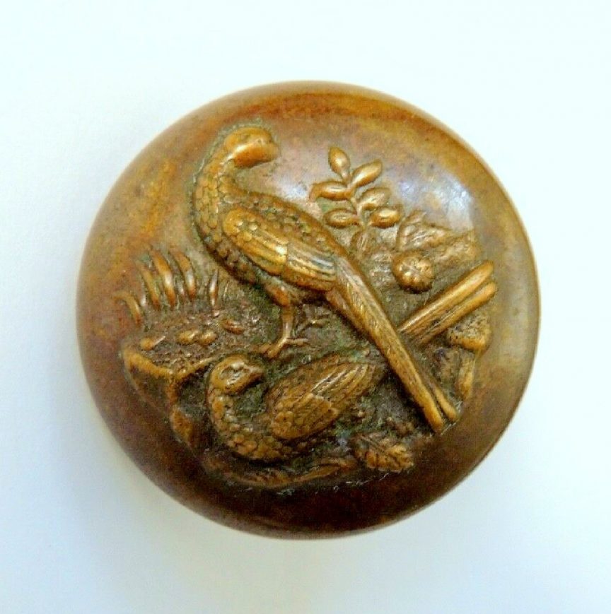 Bouton avec faisans veneres.